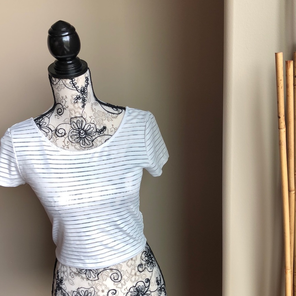 🌻3/$20🌻H&M Divided white sheer striped crop top